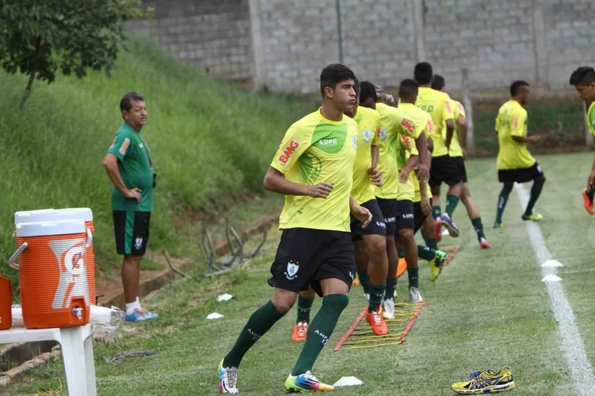 O elenco do Amrica se reapresentou para a temporada 2015 na tarde desta segunda-feira, no CT Lanna Drumond. Depois de reunio com integrantes do conselho de administrao, os jogadores foram para um campo secundrio, onde realizaram o primeiro trabalho com bola. O gramado principal passa por reformas.