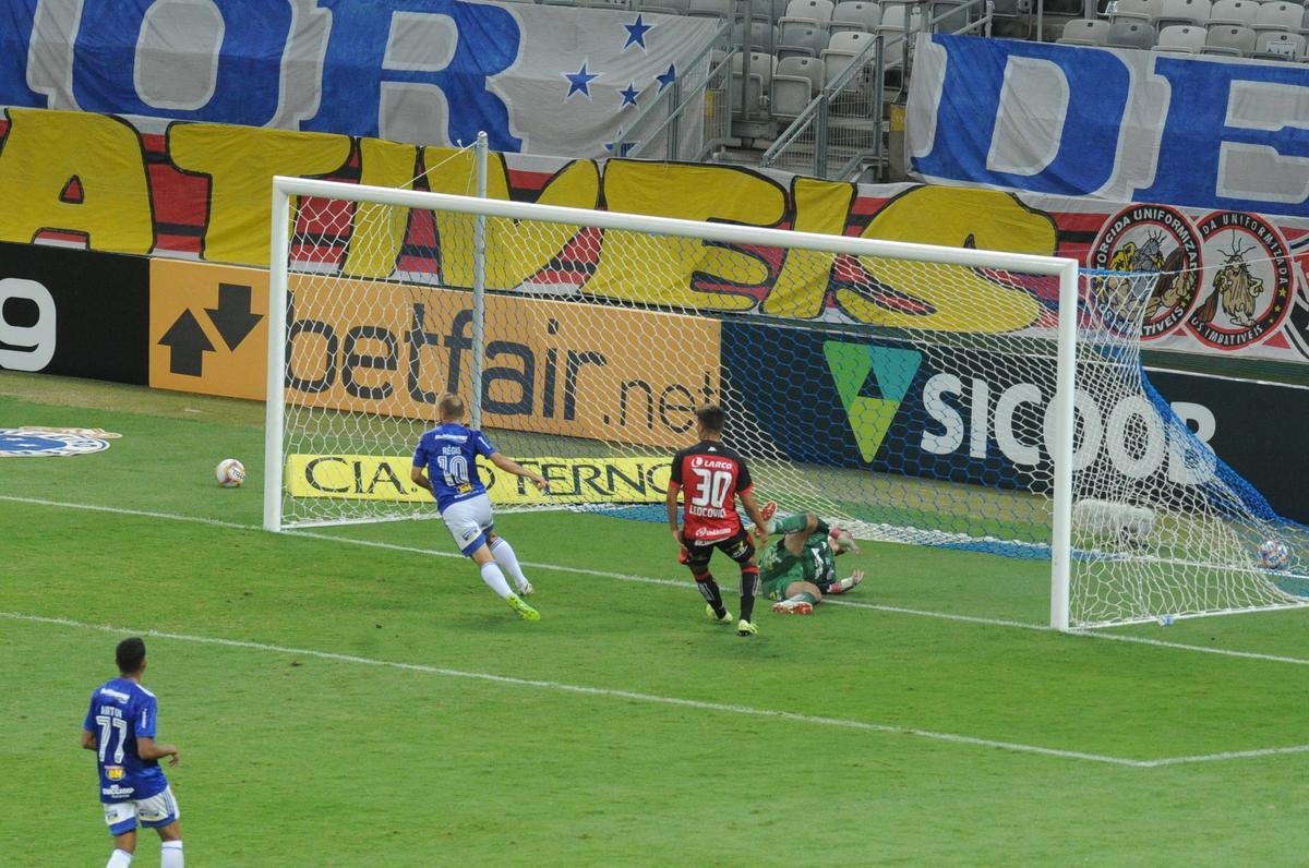 Rgis fez gol do Cruzeiro no triunfo sobre o Vitria