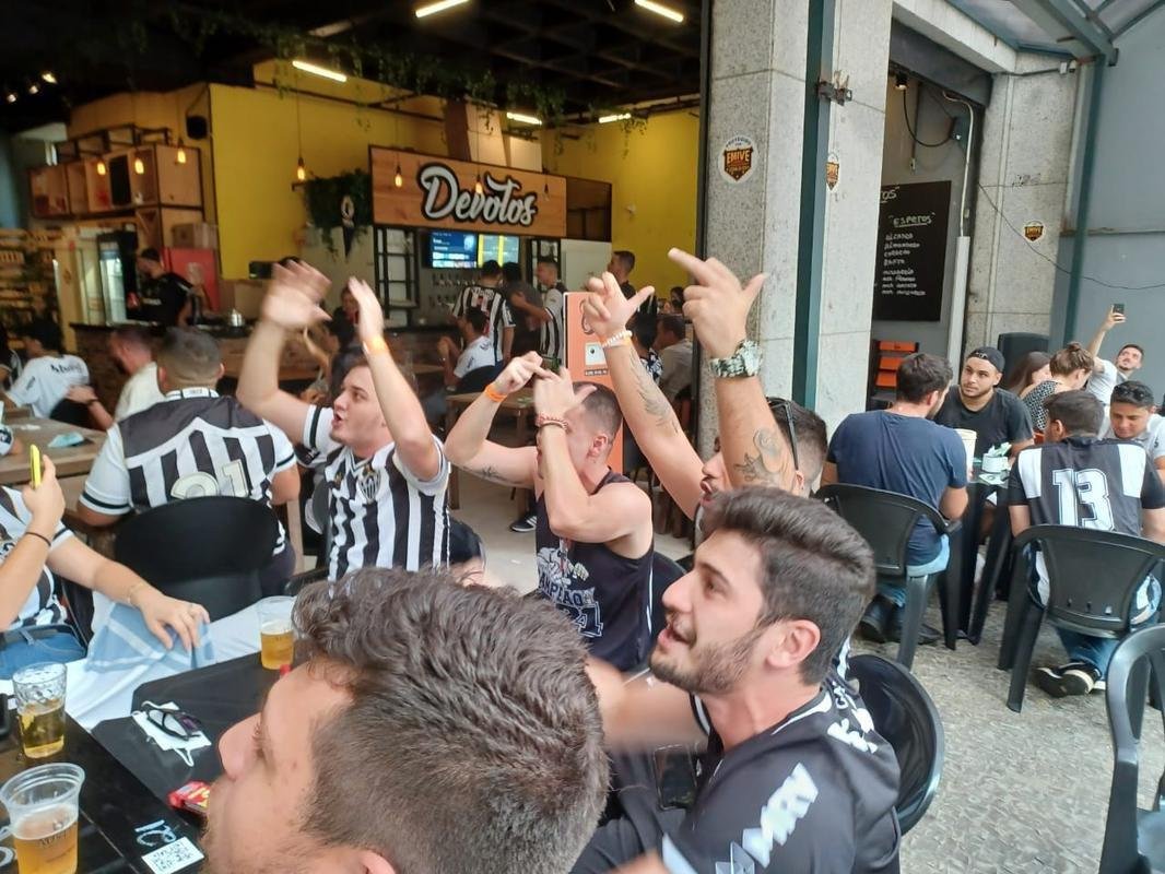 No Bar Devotos, em BH, torcedores do Atltico comemoram o gol de empate marcado por Hulk na final da Supercopa do Brasil, diante do Flamengo: 2 a 2.