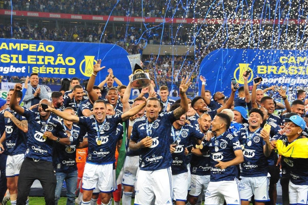 Cruzeiro levanta a taa da Srie B e faz festa no Mineiro