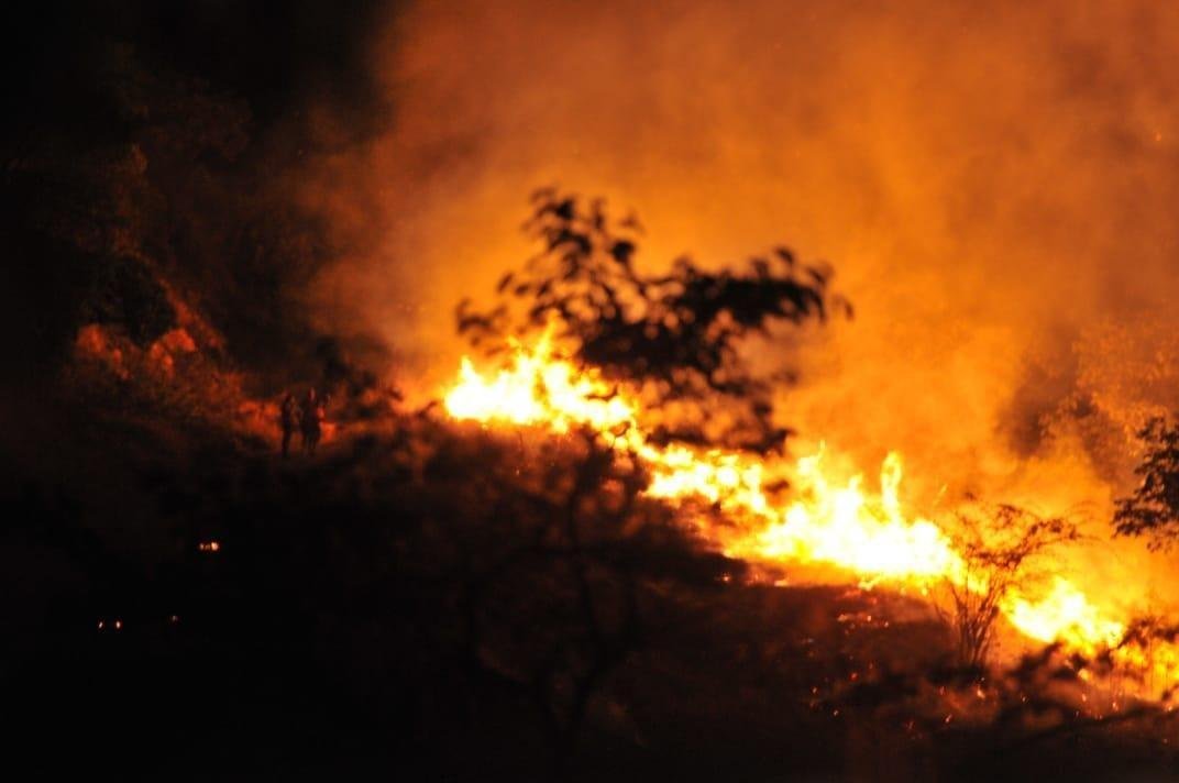 Chamas se alastraram pelo terreno onde ser erguido o estdio do Atltico 