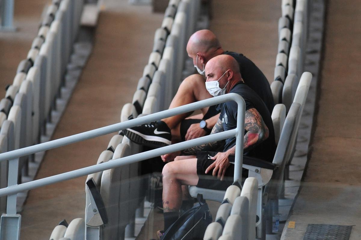 Cumprindo suspenso, Sampaoli assistiu duelo em um dos camarotes do Mineiro