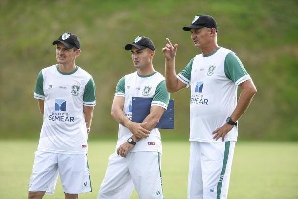 Lisca foi apresentado, conversou com jogadores e assistiu ao treino do Amrica