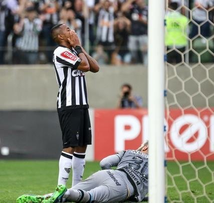 NOVEMBRO: no dia 23 de novembro, Robinho foi condenado a nove anos de prisão pela Justiça italiana por estupro de uma jovem albanesa de 22 anos. O caso, de acordo com a sentença de Mariolina Panasiti, ocorreu em Milão, quando o jogador atuava pelo Milan, em 22 de janeiro de 2013. A defesa garante que Robinho é inocente. O Atlético optou por não se manifestar sobre o tema, por considerar o caso de cunho 'pessoal'. Em represália à atitude do clube, um grupo de torcedoras, denominado 'Feministas do Galo', utilizou faixas para protestar contra a manutenção de Robinho no elenco. Dias depois, mais faixas foram penduradas em frente à sede de Lourdes - desta vez para apoiar clube e jogador.