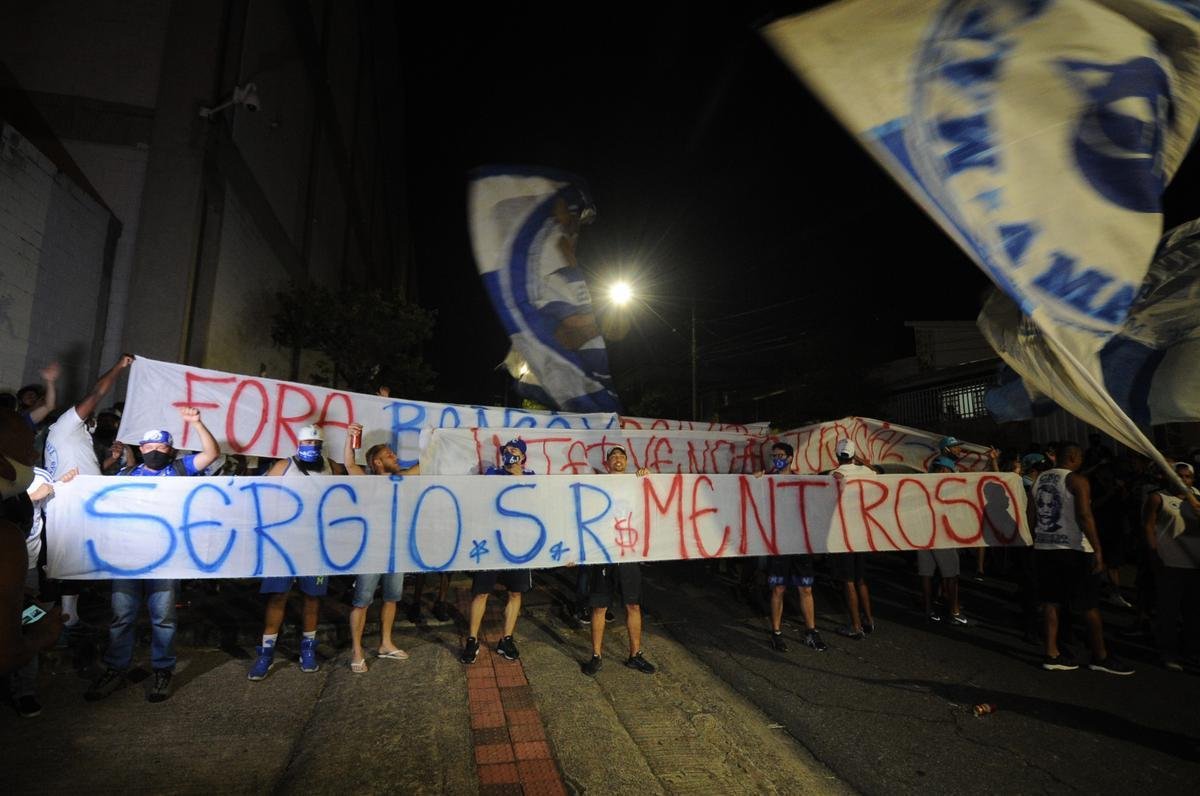Torcida do Cruzeiro mira Srgio, Deivid e conselheiros em protesto no Horto, antes do jogo diante do Operrio-PR, pela Srie B
