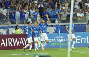 Imagens do jogo entre Cruzeiro e Huracn, pela Copa Libertadores, no Mineiro