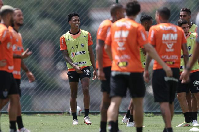 Com seriedade, mas tambm descontrao, o Atltico treinou sob sol forte na manh desta sexta-feira (21), na Cidade do Galo, em Vespasiano. Este foi o quinto dia de pr-temporada para o clube mineiro em 2022, sob o comando do tcnico argentino Antonio 'El Turco' Mohamed. Novas baixas, o volante Allan e o atacante Keno testaram positivo para COVID-19 e no participaram das atividades (ambos cumprem perodo de sete dias de isolamento social).
