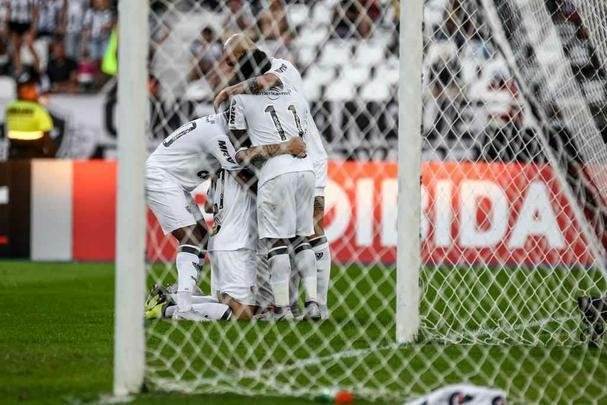Veja as imagens do jogo entre Botafogo x Atlético, realizado no estádio Nilton Santos, no Rio de Janeiro