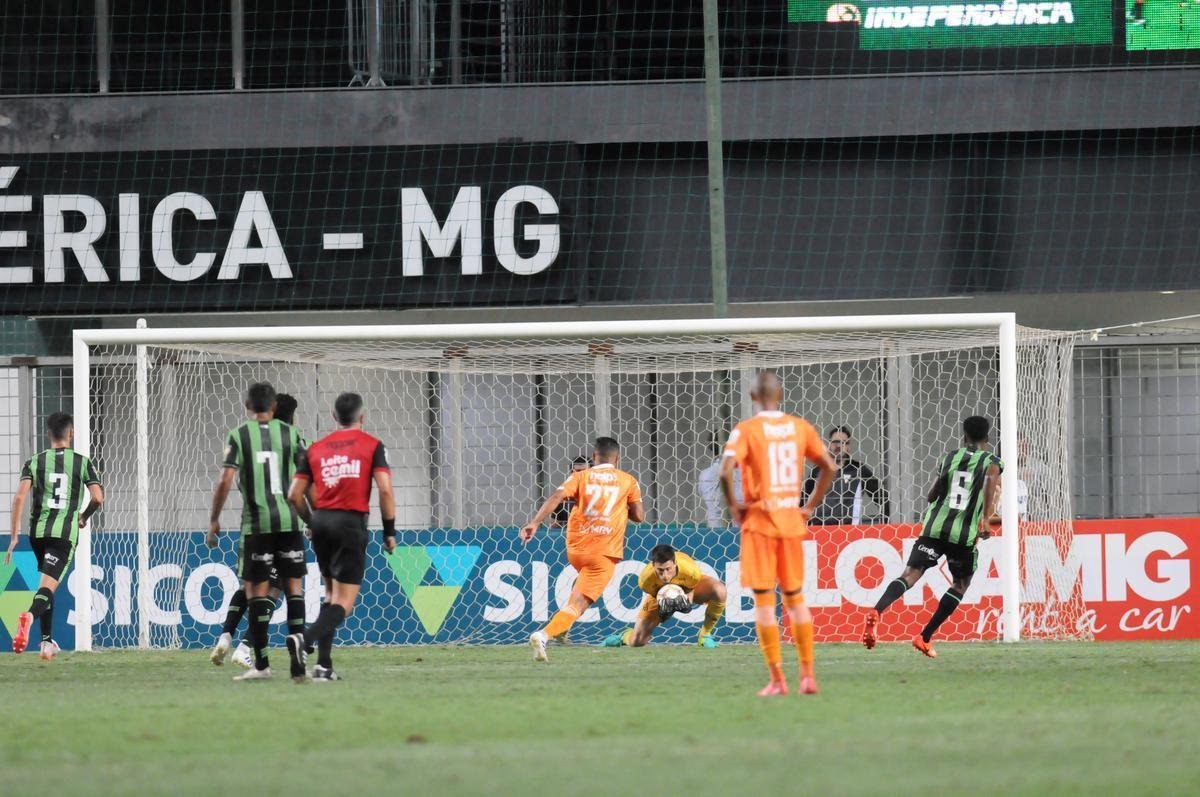 Com gols de Felipe Augusto e Al, Amrica venceu Coimbra por 2 a 0, nesta segunda-feira, no Independncia, pela sexta rodada do Campeonato Mineiro
