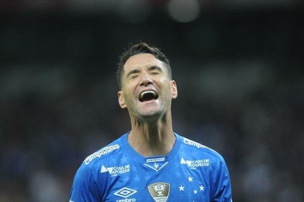 Cruzeiro voltou para o tudo ou nada no segundo tempo e chegou ao empate aos 13 minutos, com gol de cabea de Thiago Neves, aps assistncia de Ariel Cabral
