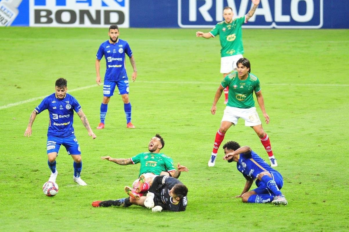 Fotos do jogo entre Cruzeiro e Confiana pela Srie B. Jogo  em Belo Horizonte marcou a volta da torcida cruzeirense ao Mineiro aps meses de ausncia devido  pandemia da COVID-19