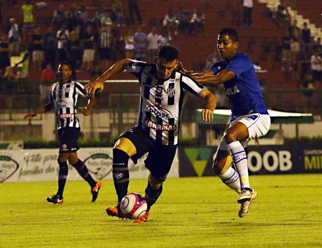 Imagens de Tupi x Cruzeiro, jogo de ida da semifinal do Campeonato Mineiro, em Juiz de Fora 