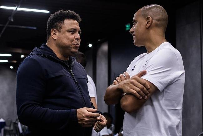 Ronaldo conheceu t�cnico Pepa e cumprimentou jogadores do Cruzeiro na v�spera do jogo contra o Corinthians, em S�o Paulo, pelo Campeonato Brasileiro 