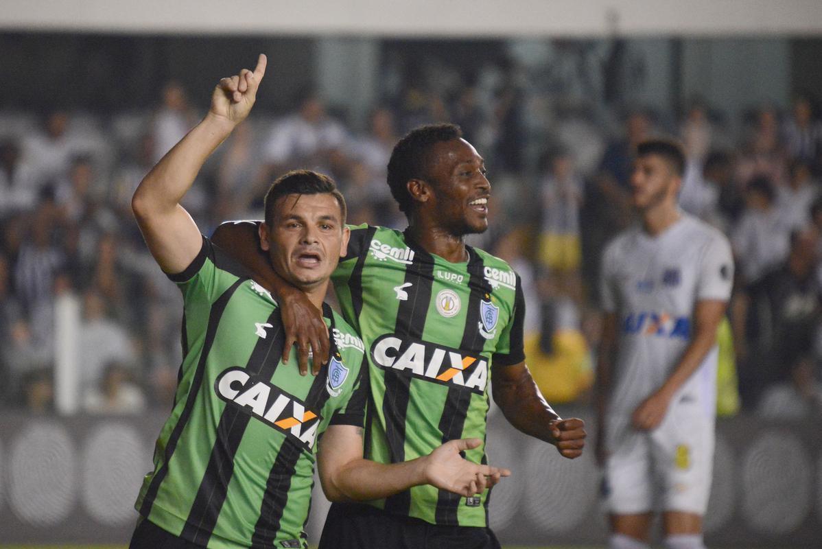 Imagens do jogo entre Santos e Amrica