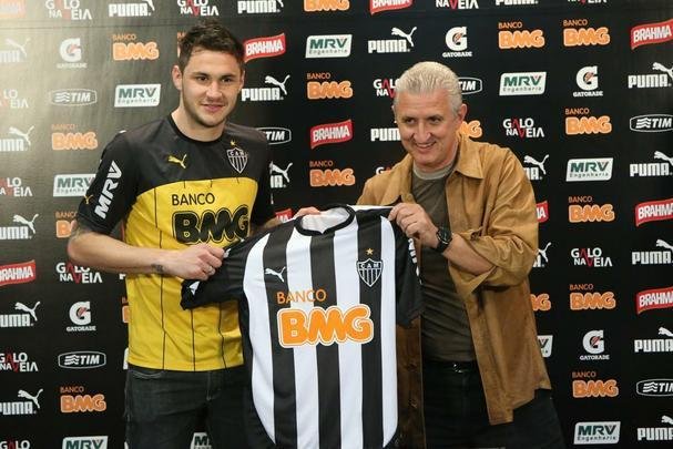 Tiago - chegou ao Atlético em agosto de 2014. Atuou 27 vezes pelo clube e marcou quatro gols. Teve atuações irregulares e foi criticado seguidas vezes pela torcida alvinegra. Por isso, foi emprestado ao Bahia em 2016.