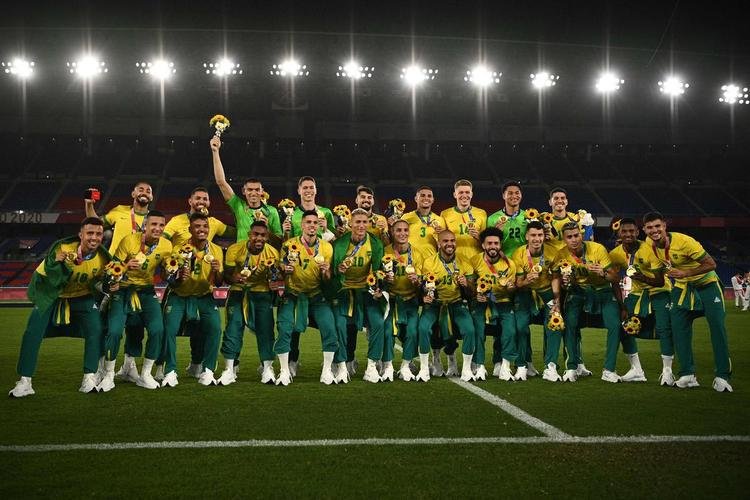 Jogadores da Seleo Brasileira recebem a medalha de ouro pela conquista olmpica no futebol