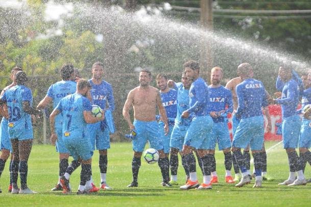 No retorno aos trabalhos com bola na Toca II, os atacantes Fred e Sass passaram por 'batismo' dos companheiros