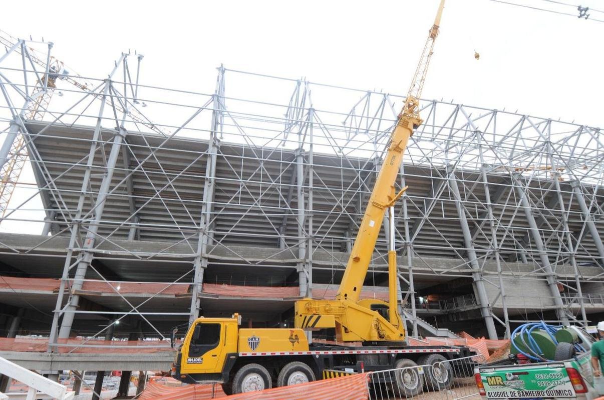 Nesta quarta-feira (20), as obras da Arena MRV, no Bairro Califrnia, em Belo Horizonte, adentraram em uma nova etapa. Isso porque as placas da cobertura do estdio comearam a ser instaladas, conferindo 'novo visual' ao projeto da futura casa do Atltico.