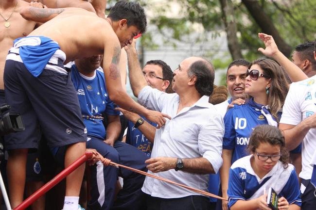 Depois de vencer o Vitria por 3 a 1 no Barrado, em Salvador, na noite de 13 de novembro de 2013, e confirmar o tricampeonato brasileiro, o Cruzeiro desembarcou em Confins numa quinta-feira e foi recebido por milhares de pessoas nas ruas de Belo Horizonte. O elenco desfilou em carro pela Avenida Antnio Carlos, pela Avenida Afonso Pena, no Centro, e foi em direo  sede do Barro Preto. Esta, sem dvida, foi a festa que envolveu o maior nmero de pessoas na capital mineira.