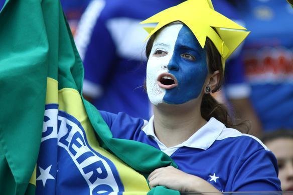 Torcida cruzeirense comea a festa dentro do estdio antes da partida decisiva contra o Grmio
