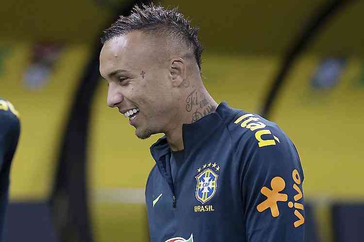 Everton Cebolinha, da Seleção, tem três camisas furtadas em