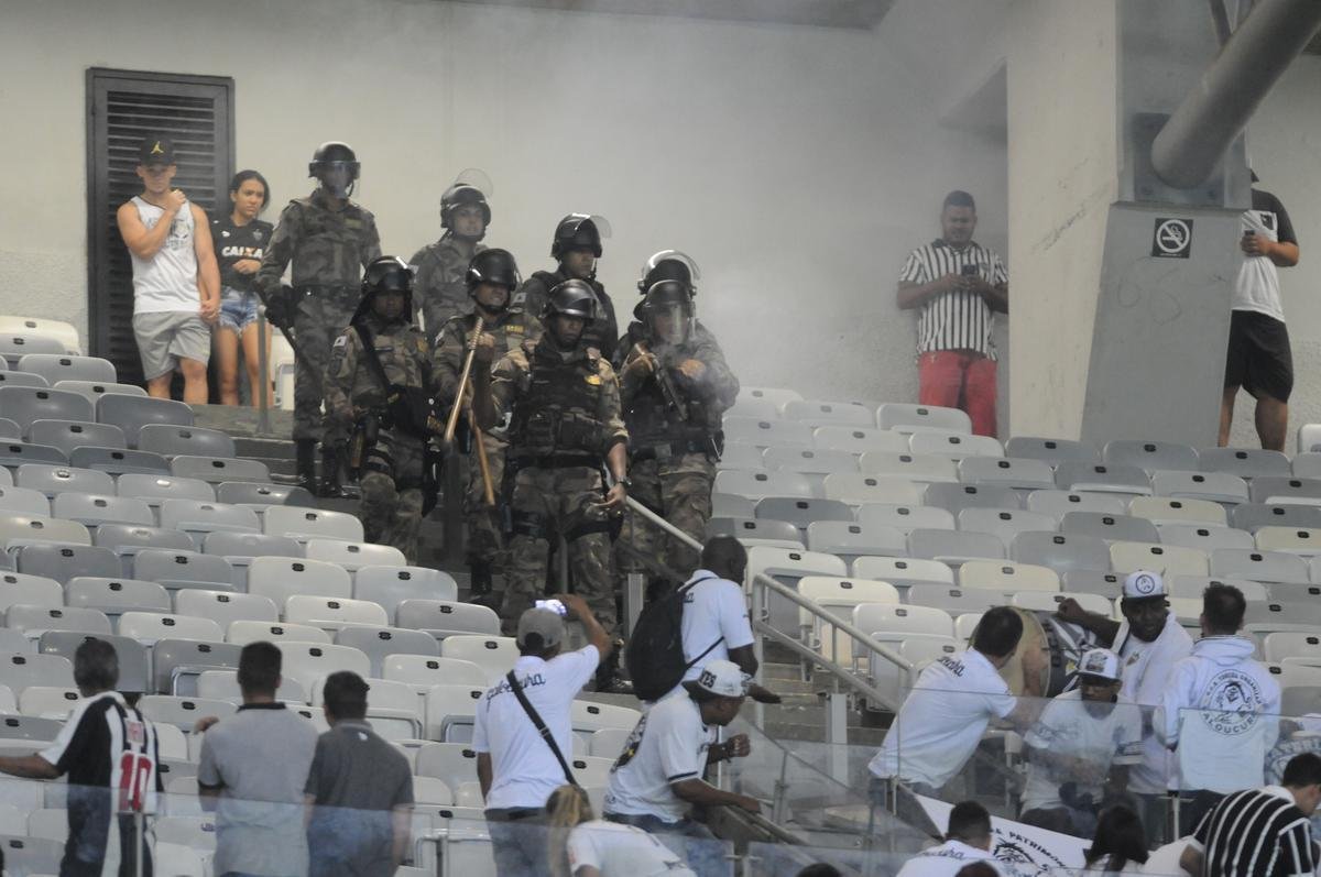 Polcia Militar usa spray de pimenta e balas de borracha para conter protesto de torcedores do Atltico no Mineiro aps eliminao do time na Copa Libertadores. Crianas ficaram no meio da confuso. Time perdeu para o Nacional nesta tera-feira, por 1 a 0. Do lado de fora do estdio, na esplanada, houve confronto entre integrantes de torcidas organizadas e militares. Uma senhora que comercializa pipoca foi atingida por uma bala de borracha.