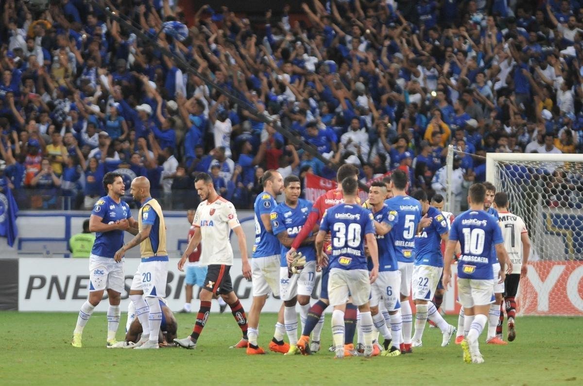 Aliviados com a classificao, jogadores do Cruzeiro fizeram festa com a torcida, no Mineiro