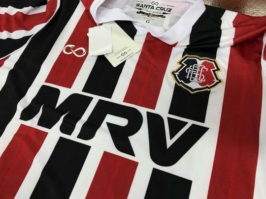 No início de 2017, o Santa Cruz encerrou o contrato com a Penalty e desenvolveu sua marca própria de material esportivo: a Cobra Coral. Com três padrões e fabricação a cargo da cearense Bomache