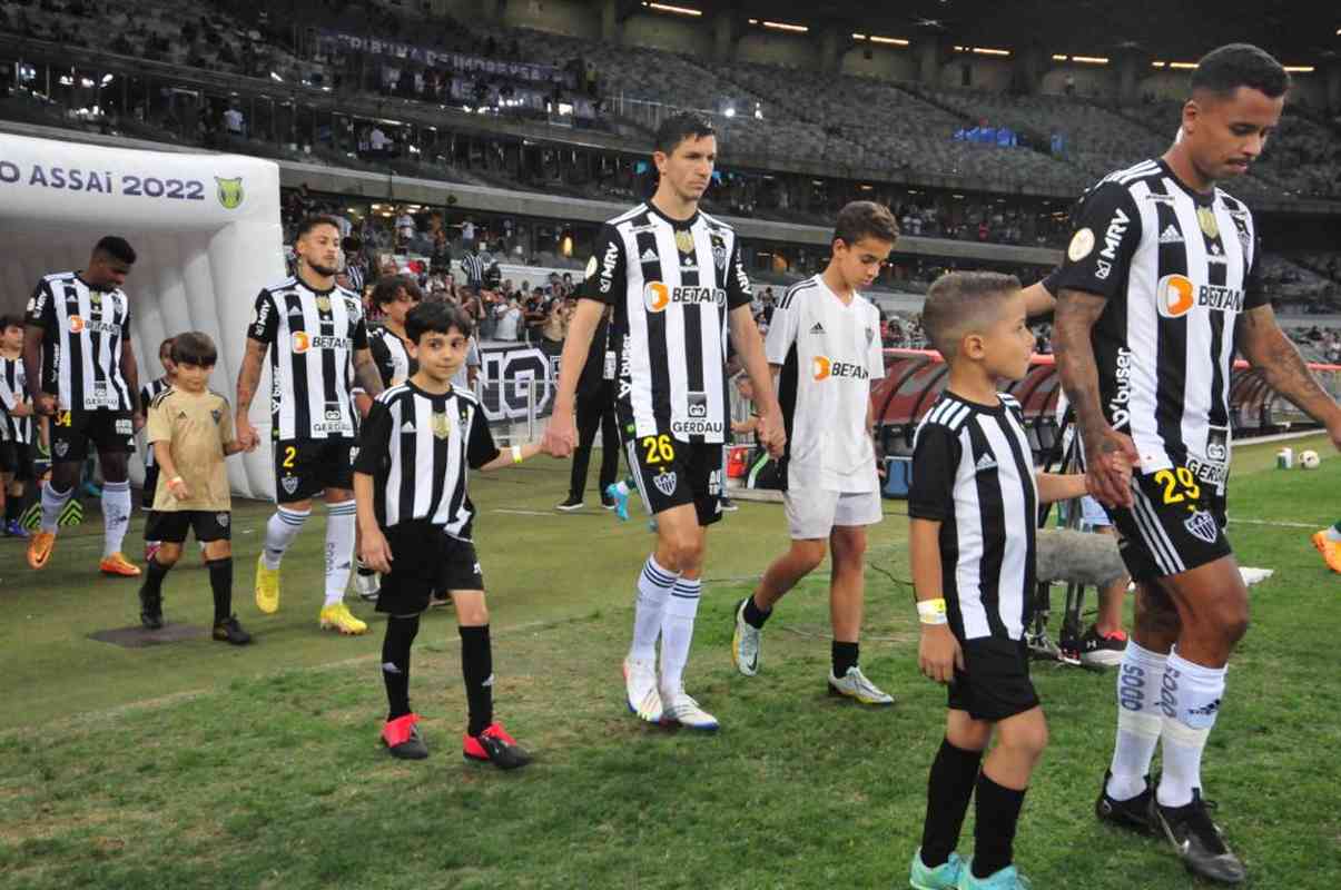 Mascotinhos do Atltico no jogo contra o Juventude, no Mineiro, pelo Campeonato Brasileiro de 2022