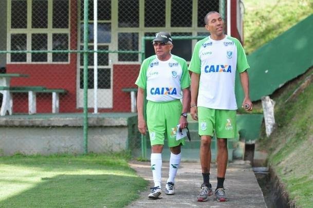 Técnico acompanhou treinamento regenerativo do elenco nesta segunda-feira