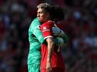 Firmino recebe homenagens, faz gol e chora em despedida do Liverpool