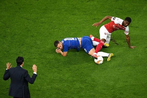 Com direito a um show de Hazard no segundo tempo, quando o craque belga marcou dois gols e ainda deu assistncia para Pedro balanar as redes, o Chelsea goleou o Arsenal por 4 a 1, nesta quarta-feira, no estdio Olmpico de Baku, no Azerbaijo, e conquistou o seu segundo ttulo da Liga Europa