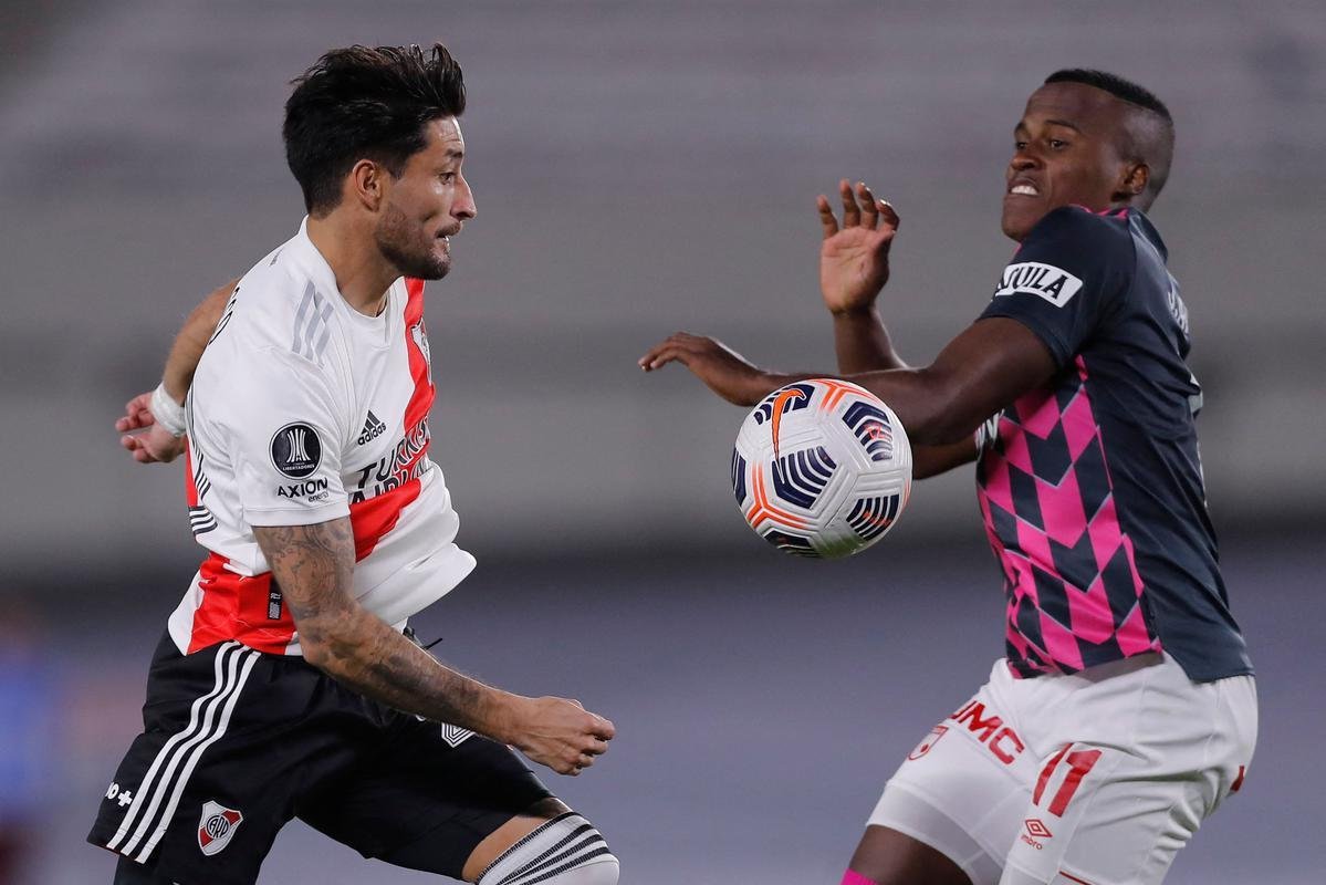 Com 25 casos simultneos de COVID-19, River Plate enfrentou Independiente Santa Fe-COL com apenas 11 jogadores disponveis e com o volante Enzo Prez improvisado como goleiro.