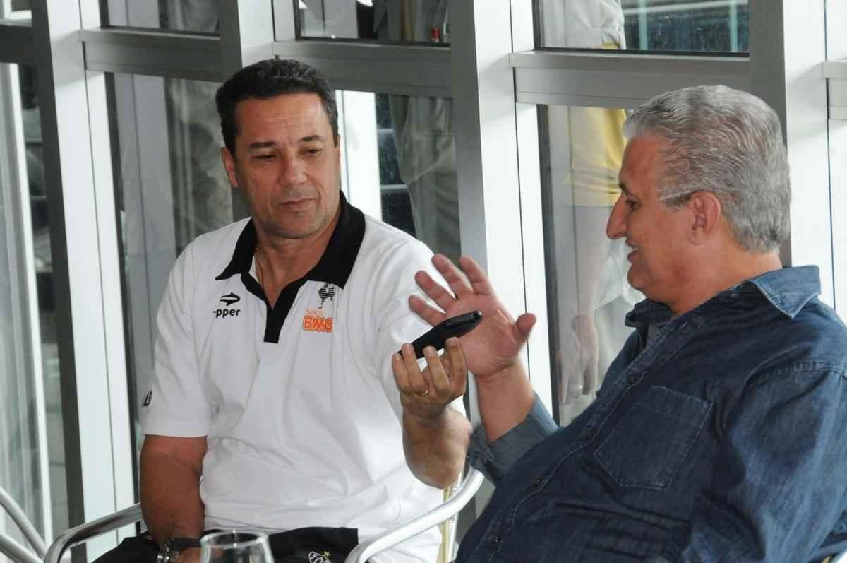 12/08/2010 - O tcnico de futebol do Atletico, Vanderlei Luxemburgo , com o diretor de futebol, Eduardo Maluf, no Hotel San Diego.