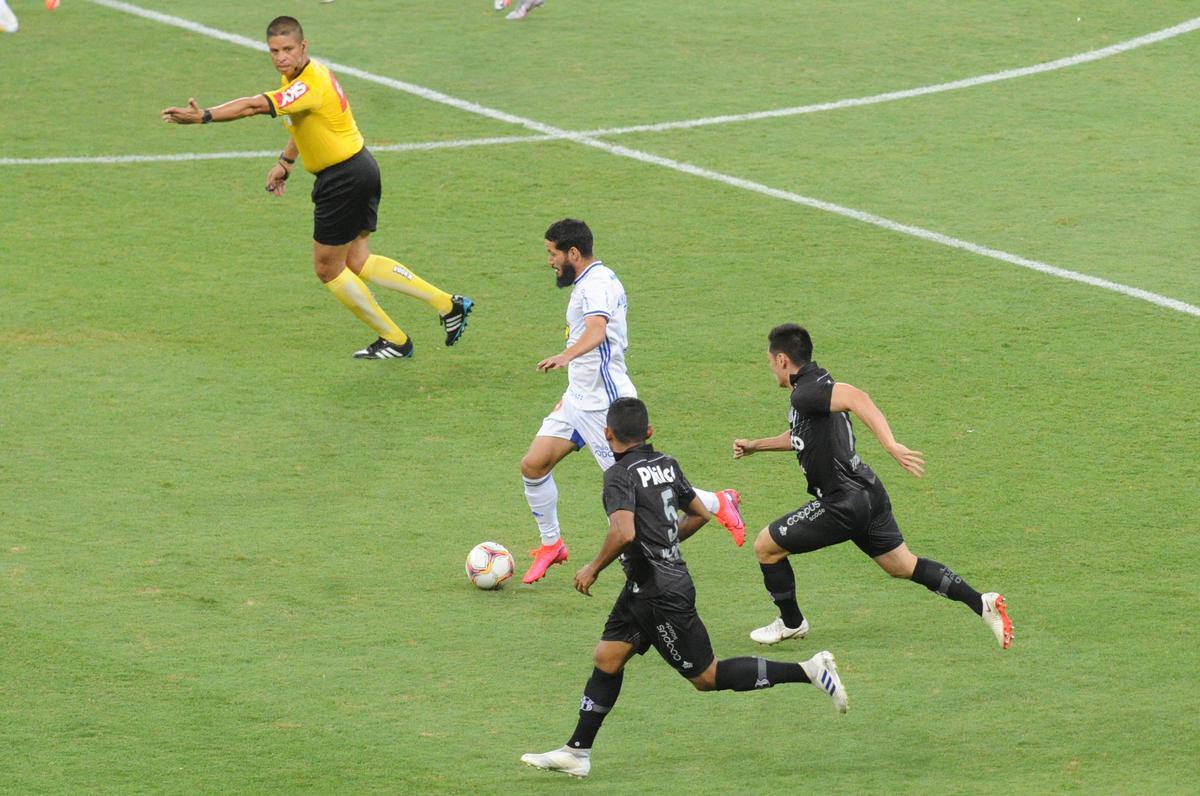 Fotos do jogo entre Cruzeiro e Ponte Preta, no Mineiro, em Belo Horizonte, pela 12 rodada da Srie B do Campeonato Brasileiro