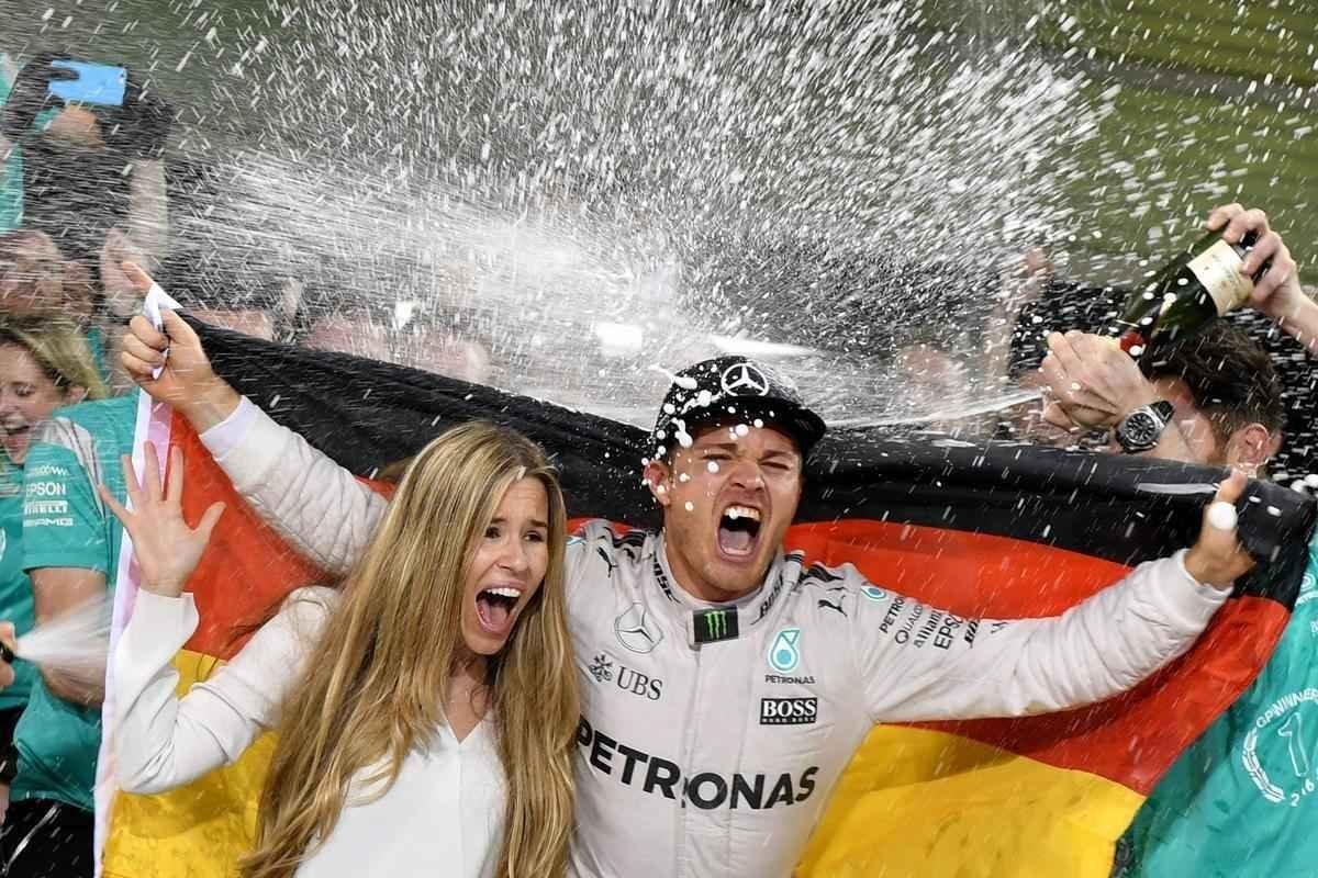 Festa de Nico Rosberg com o ttulo indito na Frmula 1; feito veio com segundo lugar em Abu Dhabi