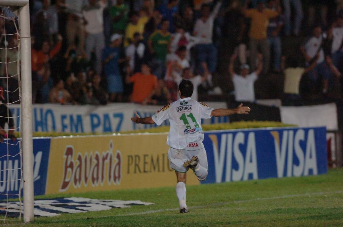 O Ipatinga fez histria ao chegar s semifinais da Copa do Brasil de 2006, ano em que foi vice-campeo mineiro e terceiro colocado na Srie C do Brasileiro. Na primeira fase, o clube mineiro eliminou o Serra, do Esprito Santo. Na segunda, obteve duas vitrias sobre o Botafogo (3 a 0, em Ipatinga, e 3 a 1, no Rio). Na sequncia, superou Nutico (oitavas) e Santos (quartas). Na penltima etapa, empatou com o Flamengo por 1 a 1, no Ipatingo. Na volta, o Tigre perdeu de virada, por 2 a 1, no Maracan, e encerrou ali a sua bela campanha no torneio.