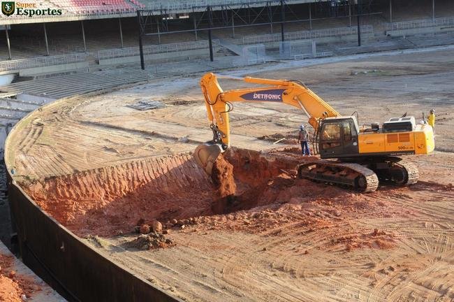 09/08/2010 - Fase de demolio de estruturas internas do estdio, como geral, e rebaixamento do gramado