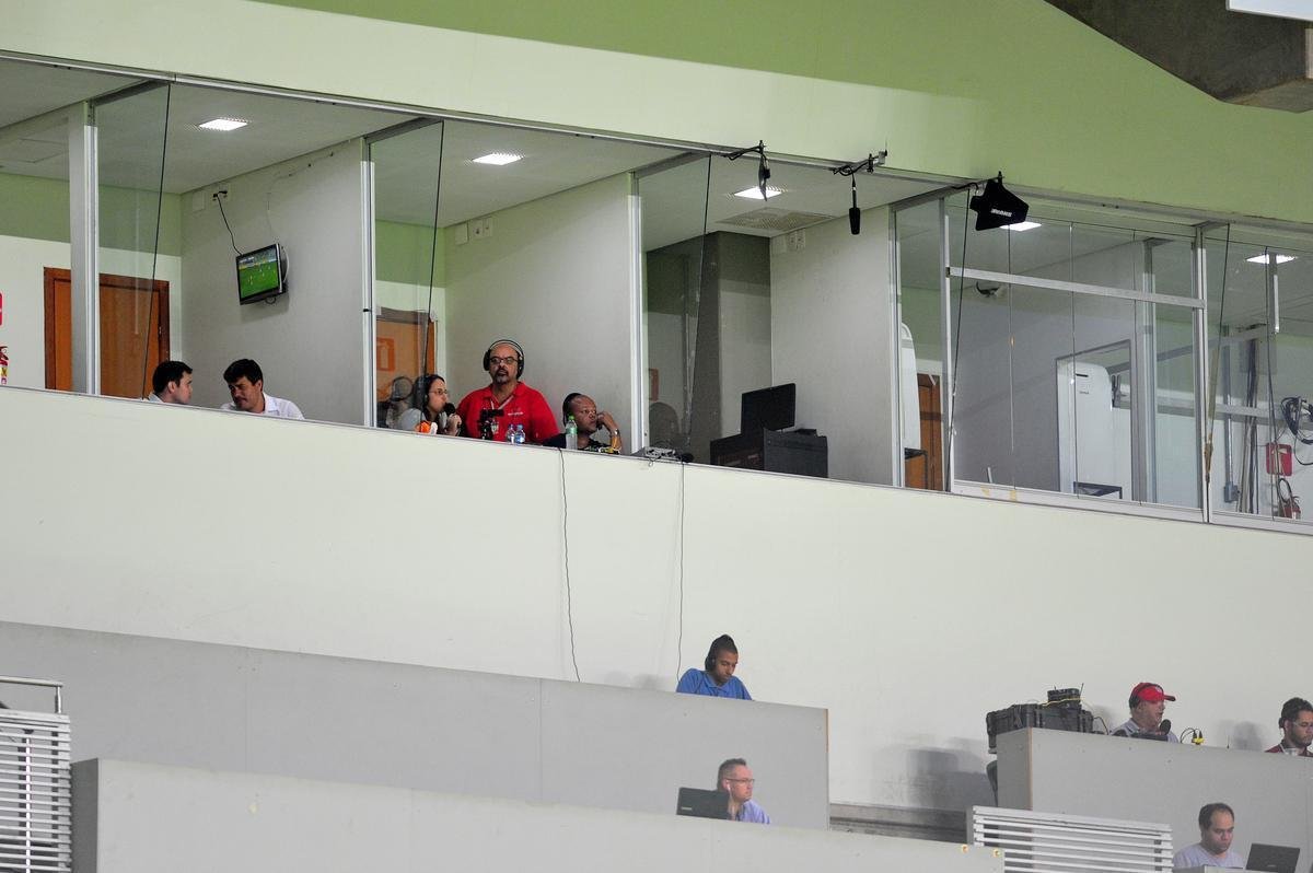 Rdio Inconfidncia inova e lana jornalista Isabelly Morais, de 20 anos, como narradora esportiva. Nesta tera, ele estreou transmitindo a partida entre Amrica e ABC-RN, no Independncia, pela Srie B do Brasileiro.