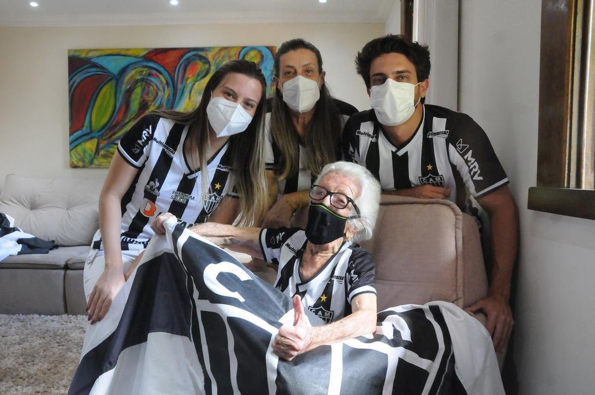 Ana C�ndida de Oliveira Marques, a Vov� do Galo, de 101 anos, ao lado da filha, Maria Aparecida, e dos netos Marcelo e Sabrina