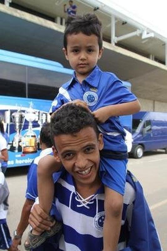 Na chegada ao Aeroporto de Confins, jogadores do Cruzeiro, campees brasileiros, fizeram festa com a torcida e at subiram no teto do nibus do clube