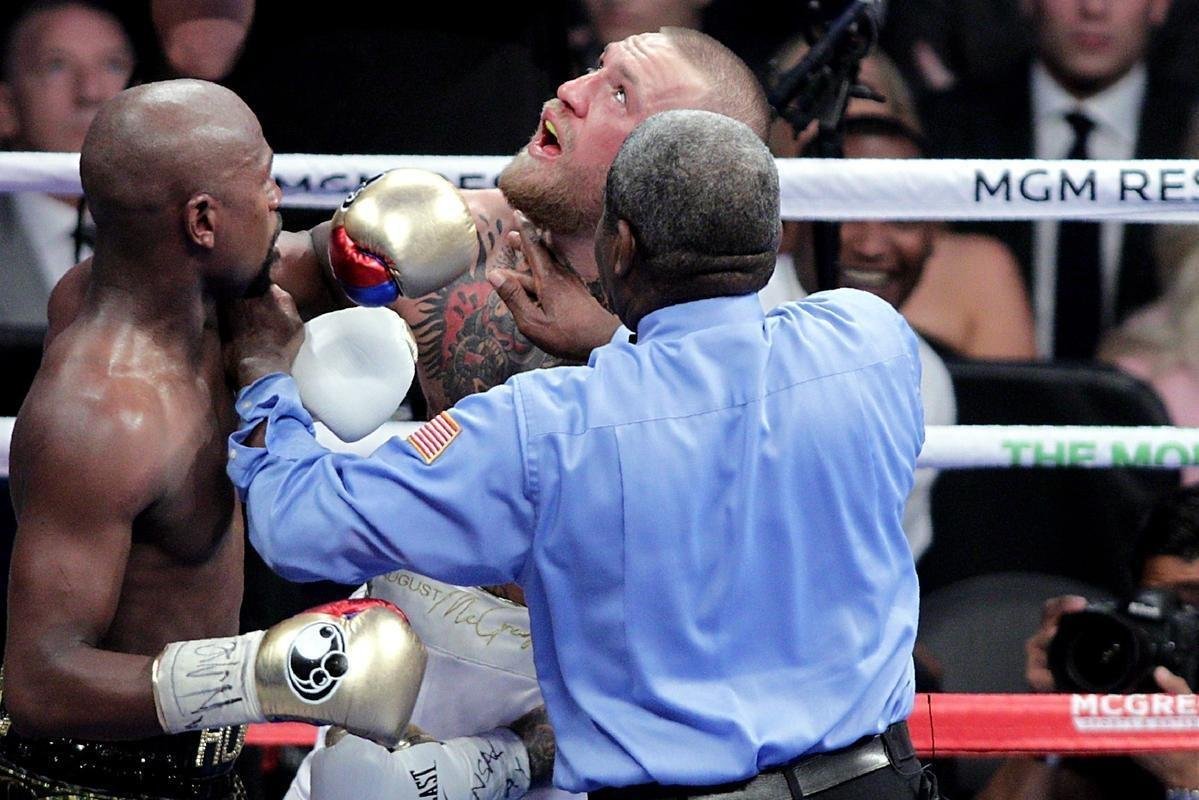 O americano Mayweather bateu o irlands Conor McGregor por nocaute tcnico