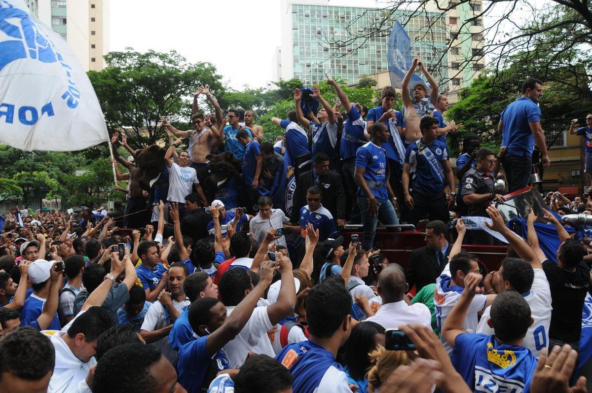 Depois de vencer o Vitria por 3 a 1 no Barrado, em Salvador, na noite de 13 de novembro de 2013, e confirmar o tricampeonato brasileiro, o Cruzeiro desembarcou em Confins numa quinta-feira e foi recebido por milhares de pessoas nas ruas de Belo Horizonte. O elenco desfilou em carro pela Avenida Antnio Carlos, pela Avenida Afonso Pena, no Centro, e foi em direo  sede do Barro Preto. Esta, sem dvida, foi a festa que envolveu o maior nmero de pessoas na capital mineira.