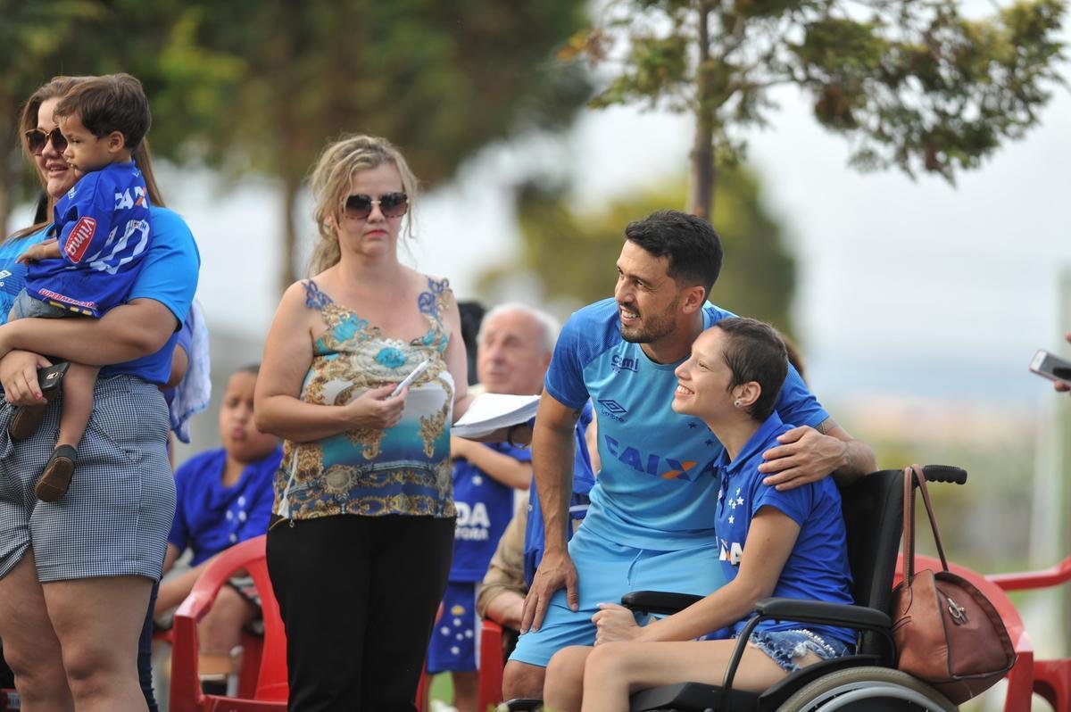 Lateral-direito Edilson fez trabalhos fsicos  parte nesta sexta-feira, na Toca da Raposa II