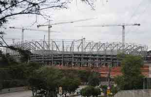 Nesta quarta-feira (20), as obras da Arena MRV, no Bairro Califórnia, em Belo Horizonte, adentraram em uma nova etapa. Isso porque as placas da cobertura do estádio começaram a ser instaladas, conferindo 'novo visual' ao projeto da futura casa do Atlético.