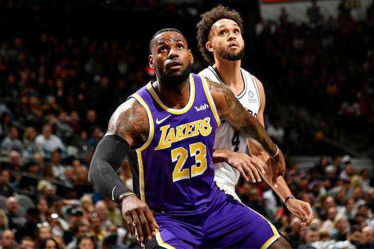 Los Angeles Lakers derrota San Antonio Spurs com LeBron de volta