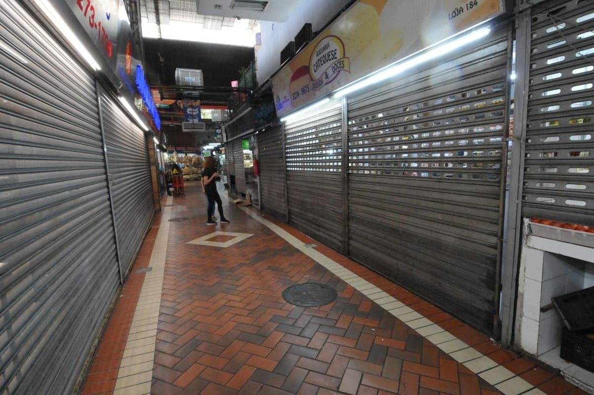 No Mercado Central, em BH, torcedores assistem ao jogo do Brasil contra a Sua pelo Grupo G da Copa do Mundo, no Catar