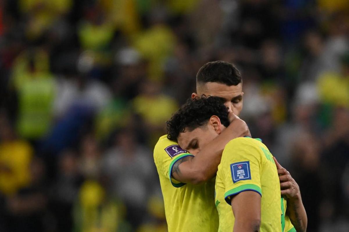 Jogadores do Brasil choram desolados com a eliminao