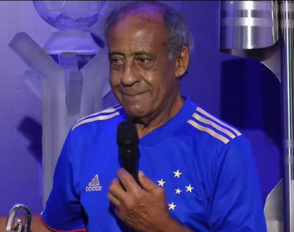 Cruzeiro lanou oficialmente sua nova camisa do ano do centenrio nesta quinta-feira com a presena do dolo histrico Dirceu Lopes e apresentao de Gustavo Nolasco, colunista do Superesportes e do Estado de Minas