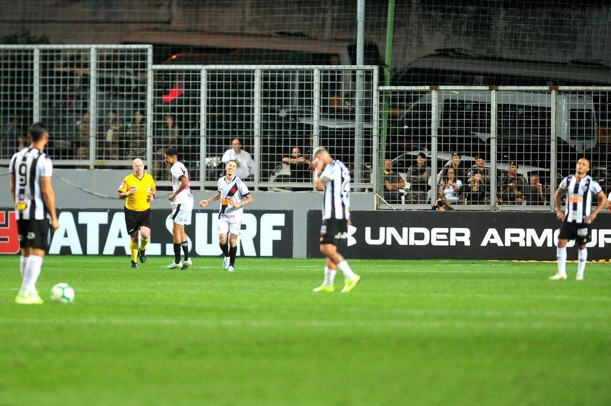 Marcos Jnior virou no final e deu vitria ao Vasco, por 2 a 1, sobre o Atltico
